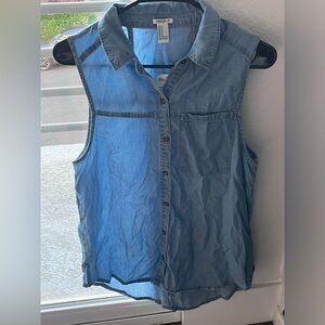 A cute sleeveless buttondown blue top